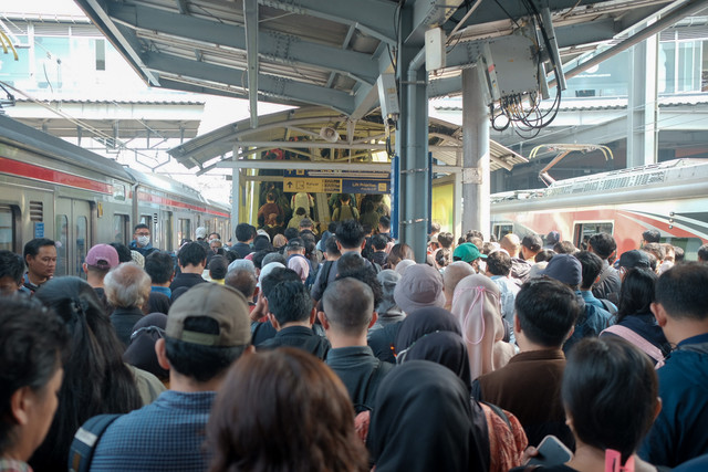 Suasana kepadatan penumpang rangkaian KRL Commuter Line rute Rangkasbitung-Tanah Abang (Green Line) di Stasiun Tanah Abang, Selasa (13/10/2026). Foto: Akbar Mubarak/kumparan