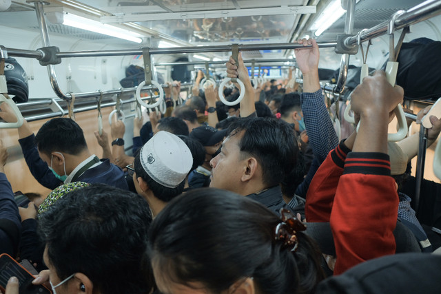 Suasana kepadatan penumpang di rangkaian KRL Commuter Line rute Rangkasbitung-Tanah Abang (Green Line), Selasa (13/10/2026). Foto: Akbar Mubarak/kumparan