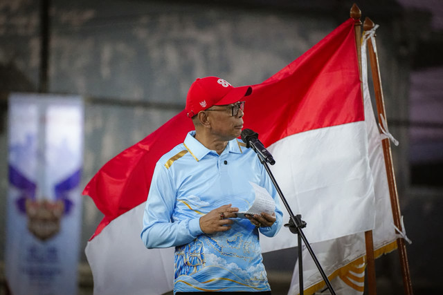 Wamensos Agus Jabo membuka turnamen Kemensos Cup 2026 di Lapangan Sembodo Mini Soccer, Jakarta Timur, Senin (12/10/2026) malam. Foto: Kemensos RI