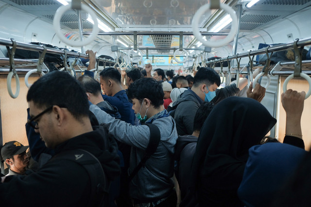 Green LIne: Suasana kepadatan penumpang rangkaian KRL Commuter Line rute Rangkasbitung-Tanah Abang (Green Line) di Stasiun Tanah Abang, Selasa (13/10/2026). Foto: Akbar Mubarak/kumparan
