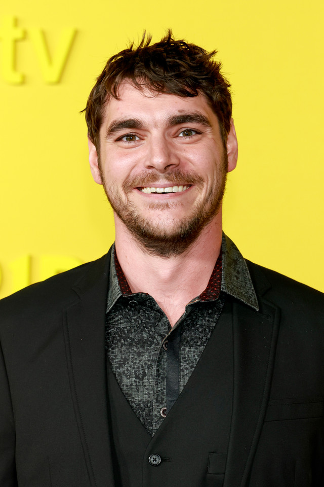 RJ Mitte menghadiri pemutaran perdana dunia "Pluribus" Apple TV+ di DGA Theater Complex, Los Angeles, California (4/11/2025). Foto: Frazer Harrison/Getty Images/AFP