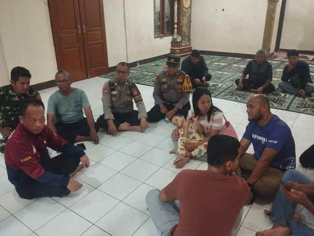 Mediasi warga dan penghuni komplek Zenix Cimanggis Depok usai cekcok akibat teguran bakar sampah. Foto: Dok. Istimewa