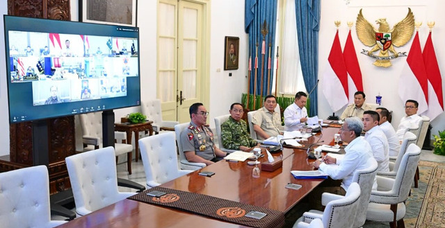 Presiden Prabowo Subianto memimpin rapat terbatas membahas penanganan kebakaran hutan dan lahan (karhutla) secara hybrid dari Istana Merdeka, Jakarta, Senin, 12 Oktober 2026. Foto: BPMI Setpres/Muchlis Jr