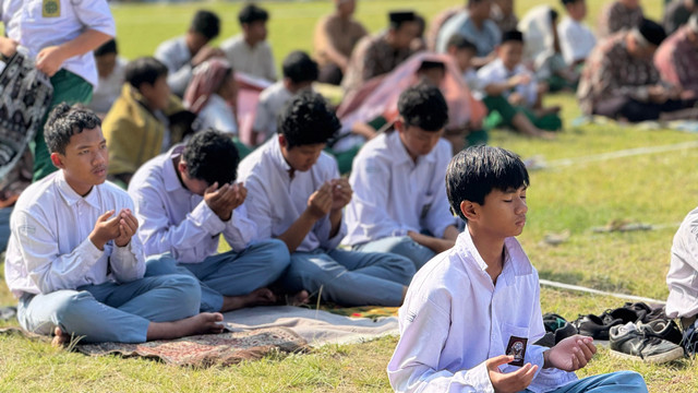 950 pelajar hingga pengajar ponpes di Sleman menggelar Salat Istisqa untuk memohon turun hujan. Foto: Pandangan Jogja/Resti Damayanti