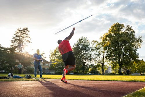 Ilustrasi Gerakan Olahraga Melempar Bola seperti Lembing, Foto: Unsplash/Andri Aeschlimann