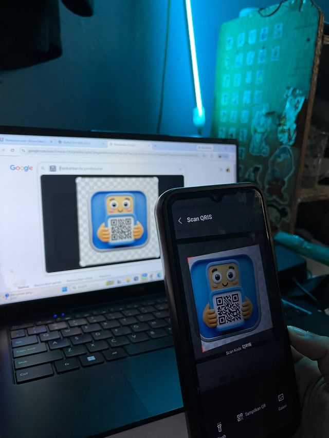 Dokumentasi penggunaan QRIS sebagai metode pembayaran digital yang praktis dan modern, sesuai dengan gaya hidup Gen-Z yang serba cepat, mudah, .dan efisien di era teknologi