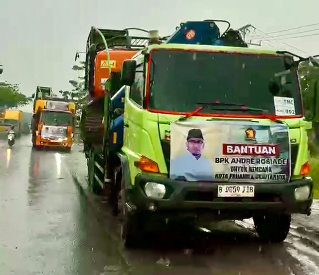 Wakil Ketua Komisi VI DPR RI dari Fraksi Gerindra Andre Rosiade mengirimkan bantuan tiga unit alat berat ekskavator untuk membantu penanganan bencana banjir bandang (galodo) yang melanda Kota Padang dan sekitarnya pada Sabtu (10/10/2026). Foto: Dok. Istimewa