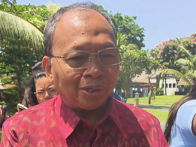 Gubernur Bali, Wayan Koster, ketika dimintai keterangan mengenai kelangkaan BBM di Bali, Sanur, Denpasar, Selasa (13/10/2026). Foto: Sandra Gisela/kumparan