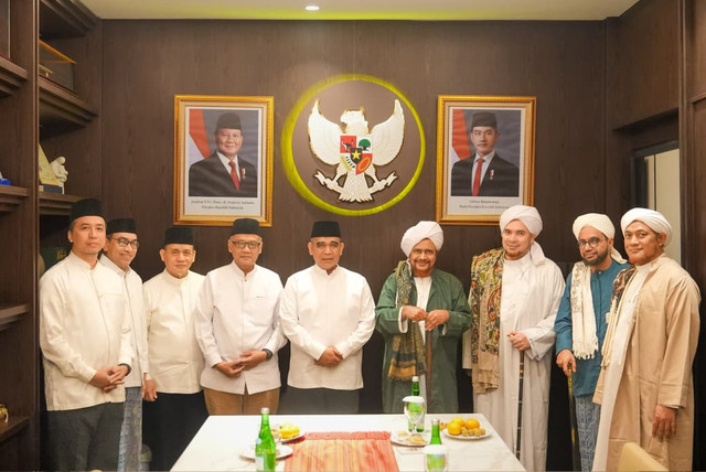 Ketua MPR RI Ahmad Muzani bersilaturahmi dengan Habib Umar bin Hafidz di Jakarta, Selasa (13/10/2026). Foto: Dok. Istimewa