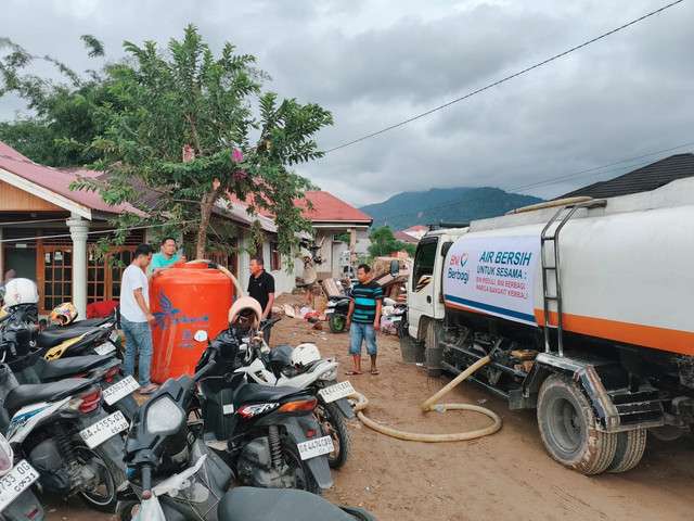 BNI salurkan bantuan air bersih untuk masyarakat terdampak banjir di Padang, Sumatera Barat. Foto: Dok. BNI