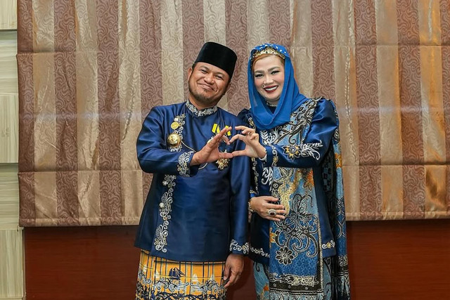 Gubernur Kalimantan Timur Rudy Mas'ud bersama sang istri, Syarifah Suraidah Abidien Harum. Foto: Instagram/ @syarifahsuraidahharum