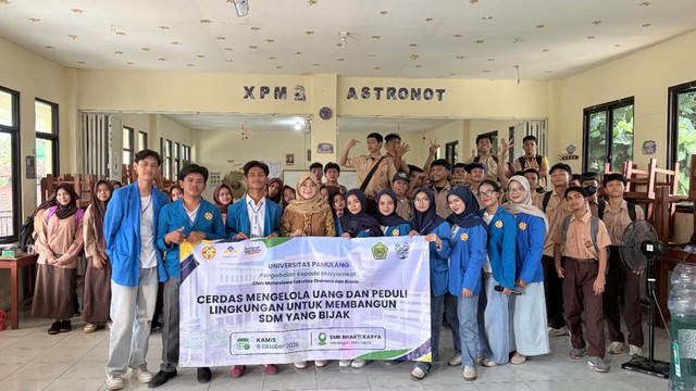 Tim Ecofinity Universitas Pamulang didampingi dosen pembimbing Yhonanda Harsono, S.Si., M.M., bersama kepala sekolah dan bidang kesiswaan SMK Bhakti Karya Sawangan sebelum kegiatan dimulai. Dokumentasi pribadi.