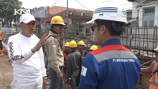 Gubernur Jawa Barat Dedi Mulyadi melakukan inspeksi mendadak (sidak) ke proyek pembangunan underpass di Jalan Gatot Subroto, tepatnya di persilangan rel kereta api Cimahi, Senin (12/10). Foto: Dok. YouTube KANG DEDI MULYADI CHANNEL