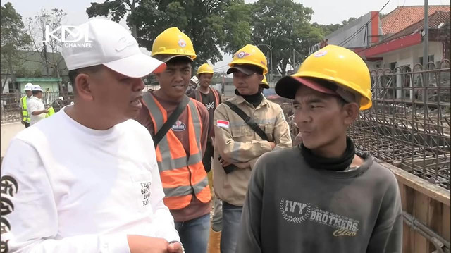 Gubernur Jabar Dedi Mulyadi sidak proyek pembangunan underpass Cimahi di Jl. Gatot Subroto serta tanyakan upah pekerja dan jaminan asuransi ketenagakerjaan, Senin (12/10/2026). Foto: Dok. YouTube KANG DEDI MULYADI CHANNEL