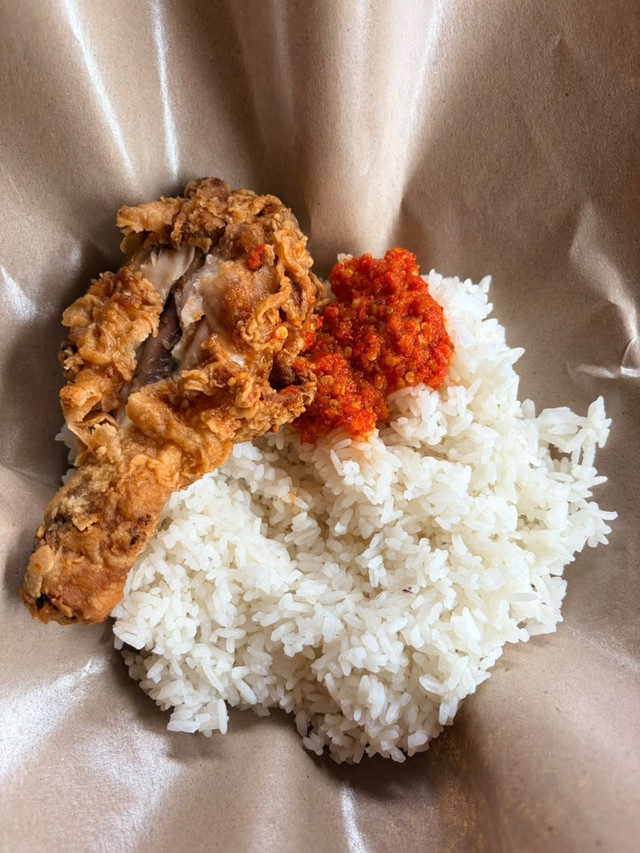 Ayam geprek dengan sambal dan nasi putih. (Foto: pribadi)
