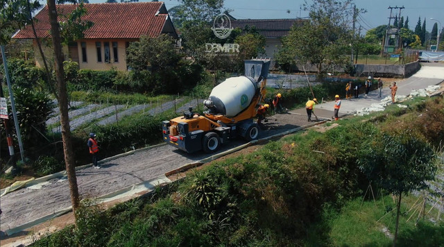 Pemprov Jabar operasikan 18 unit mobile batching plant untuk percepat pembangunan jalan desa di daerah terpencil dan sulit dijangkau, Senin (12/10/2026). Foto: Dok. Diskominfo Jabar