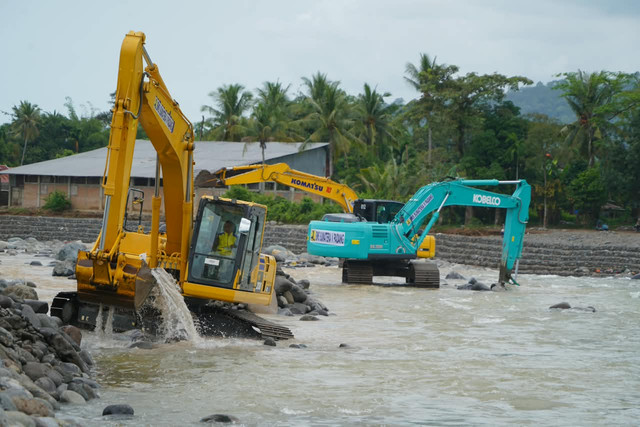 Kementerian Pekerjaan Umum (PU) mempercepat penanganan bencana di Provinsi Sumatera Barat melalui penanganan banjir bandang di Kota Padang dan pemulihan akses jalan nasional Tapan-Batas Jambi di Kabupaten Pesisir Selatan. Foto: Dok. Kementerian PU