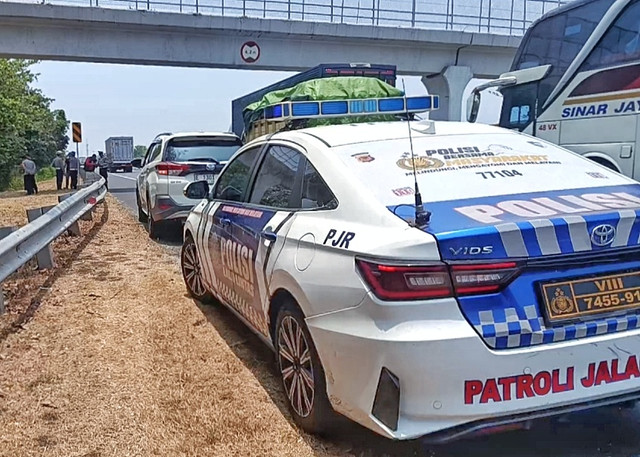 Sejumlah personil dari Polresta Cirebon dan Polres Cirebon Kota saat memeriksa lokasi pelemparan bus supporter Jakmania di KM 199.800 Tol Palikanci. (13/10/2026). Foto: kumparan