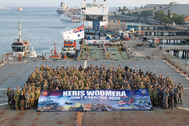 Para perwira dari Angkatan Bersenjata Australia dan Tentara Nasional Indonesia memulai Latihan Keris Woomera 2026 di atas kapal HMAS Choules, saat berada di dekat pelabuhan Banyuwangi, Jawa Timur, Indonesia. Foto: Dok. defence.gov.au