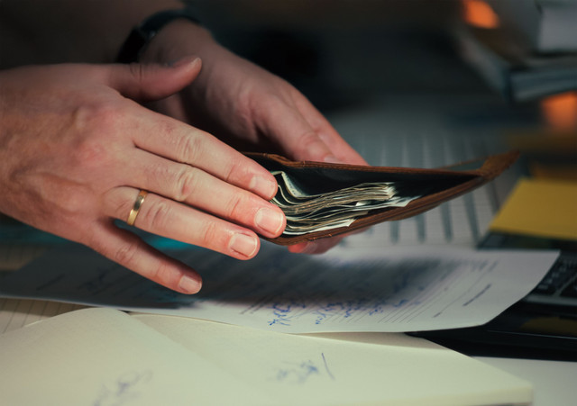 Transaksi keuangan, pencatatan biaya, dan perhitungan dana operasional. (Foto: Karolina Grabowska / Pexels)