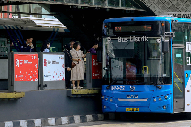 Bus Transjakarta melintas di kawasan Bundaran HI, Jakarta, Jumat (21/8/2026). Foto: Jamal Ramadhan/kumparan