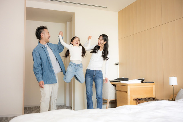 Ilustrasi keluarga menikmati waktu bersama di kamar hotel saat liburan. Foto: Shutterstock