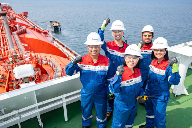 Petugas PGN saat menjalankan kapal tanker berisi gas bumi. Foto: Dok. PGN