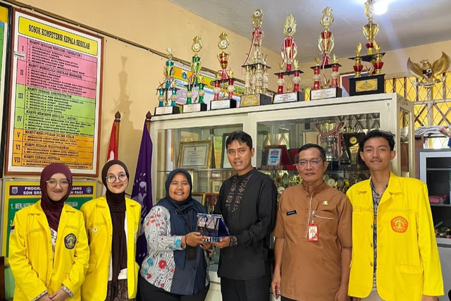 Foto Penyerahan Plakat Kerjasama oleh Gerakan Universitas Indonesia Mengajar (GUIM) Angkatan 16 kepada SD Negeri 17 Srengseng Sawah