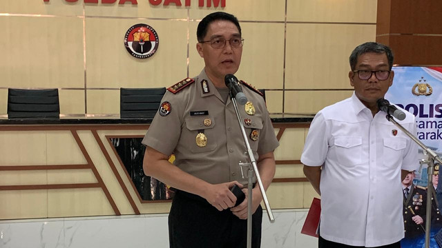 Polda Jawa Timur konferensi pers terkait kasus laporan arisan fiktif 'Meow' di Mapolda Jatim, Selasa (13/10/2026). Foto: Farusma Okta Verdian/kumparan
