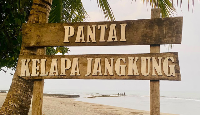 Papan nama Pantai Kelapa Jangkung, Banten. Foto: pribadi.