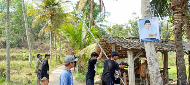 Mahasiswa KKN UNY Kolaborasi Dengan Warga untuk Memasang Penerangan Jalan Umum (Foto: Dok. Tim KKN)