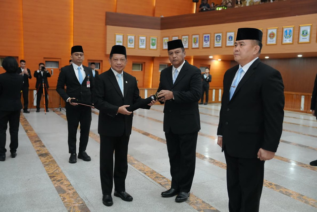 Mendagri Tito Karnavian lantik sejumlah Pejabat Eselon I dan staf khusus, termasuk Irjen Wahyu Bintono dan Dirjen Bina Pemdes Bernhard Rondonuwu di Kemendagri, Jakarta, Selasa (13/10/2026). Foto: Dok. Kemendagri