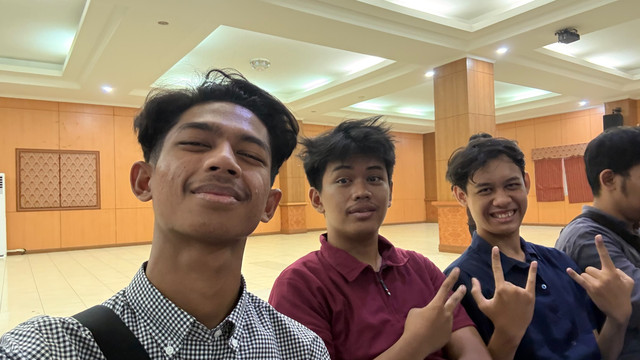 Tiga ketua kelompok dalam Tim Ecofinity Universitas Pamulang, Ahmad Rafi Pasha, Ryan Giggsy Rahajeng, dan Muhammad Khoirul Rozikin, berfoto bersama saat kegiatan pelepasan PKM Universitas Pamulang. Dokumentasi pribadi.