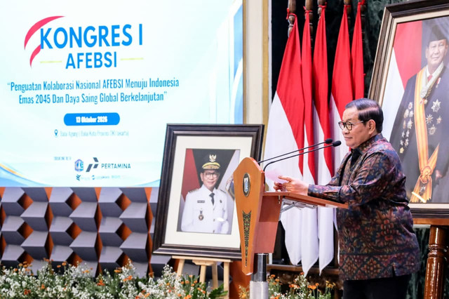 Gubernur DKI Jakarta Pramono Anung pada Kongres I Dewan Pengurus Nasional Aliansi Fakultas Ekonomi dan Bisnis Swasta Indonesia (AFEBSI) di Balai Agung, Balai Kota DKI Jakarta, Selasa (13/10/2026). Foto: Pemprov DKI Jakarta