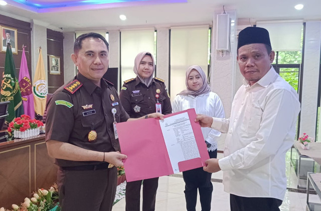 Juheri (45) tersangka dalam perkara penganiayaan diminta untuk membersihkan musala selama sebulan dan mengikuti pelatihan barista, setelah Kejaksaan Negeri (Kejari) Serang menerapkan restorative justice (RJ) atau keadilan restoratif dalam perkaranya. Foto: Dok. Istimewa