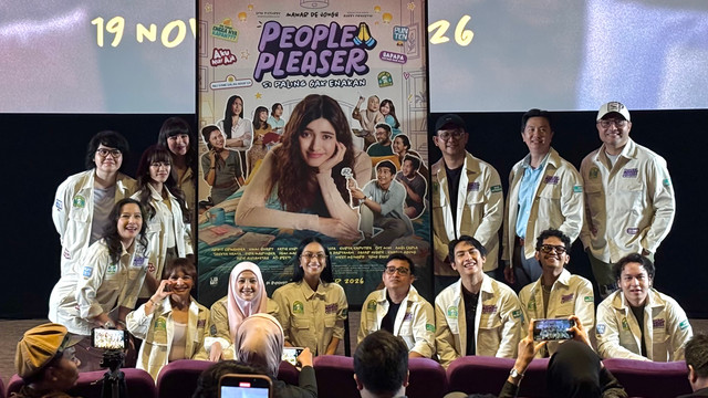 Filmmaker dan cast film People Pleaser dalam acara press conference pelirisan official poster dan trailer di Jakarta Pusat, Selasa (13/10/2026). Foto: Hosana Solagracia Sifra/kumparan