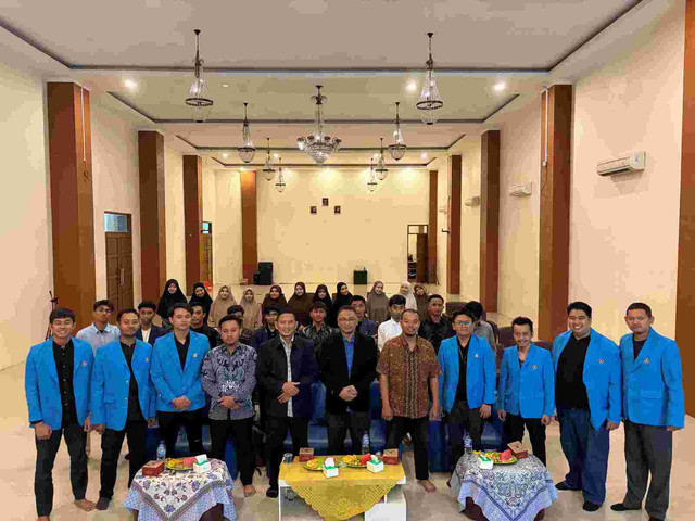 Mahasiswa Magister Teknik Informatika Universitas Pamulang bersama peserta kegiatan edukasi keamanan digital di STIE Hidayatullah Depok.