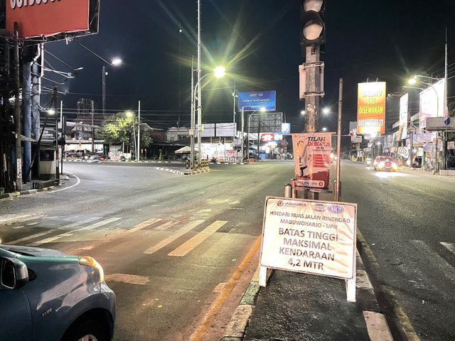 Sebuah portal pembatas ketinggian yang berada di Ring Road Utara, Maguwoharjo, Kapanewon Depok, Kabupaten Sleman, rusak. Portal tersebut berada tak jauh dari proyek tol Yogya-Solo. Foto: Dok. Istimewa