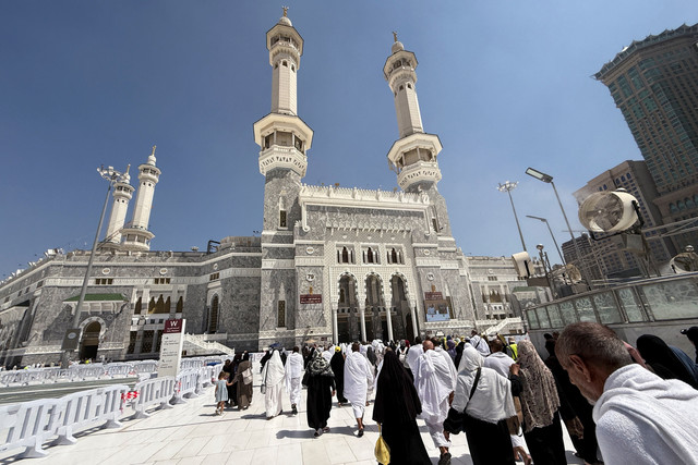 Umat muslim berjalan di Masjidil Haram, Makkah, Arab Saudi, Selasa (13/10/2026). Foto: REUTERS