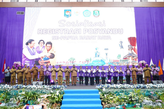 TP Posyandu Pusat dalam acara Sosialisasi Kebijakan Registrasi Posyandu dan Temu Kader Posyandu di Remu Utara, Distrik Sorong, Kota Sorong, Provinsi Papua Barat Daya, Senin (12/10/2026). Foto: Kemendagri RI