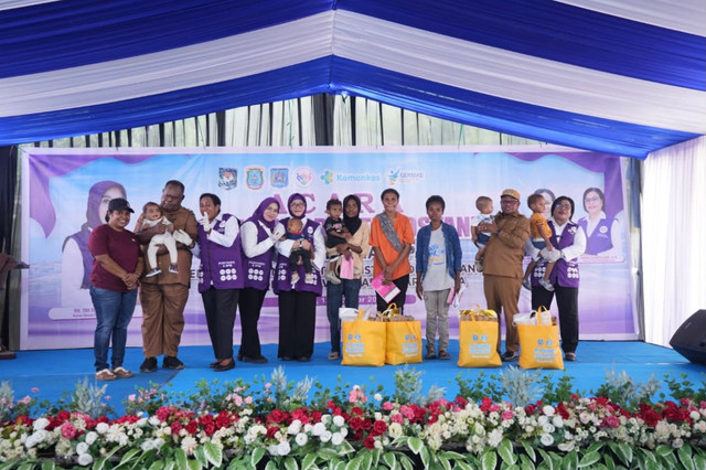 Penyerahan bantuan alat kesehatan dan kebutuhan pokok di Posyandu Harapan, Kelurahan Remu Selatan, Distrik Sorong Manoi, Kota Sorong, Papua Barat Daya, Senin (12/10/2026). Foto: Kemendagri RI