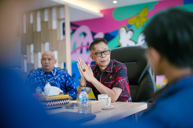 Wamensos Agus Jabo Priyono ajak mahasiswa yang tergabung dalam FORNASSOSMAS BEM SI dan Undip untuk aktif membantu penanganan bencana serta penguatan mitigasi di Jakarta, Selasa (13/10/2026). Foto: Kemensos RI