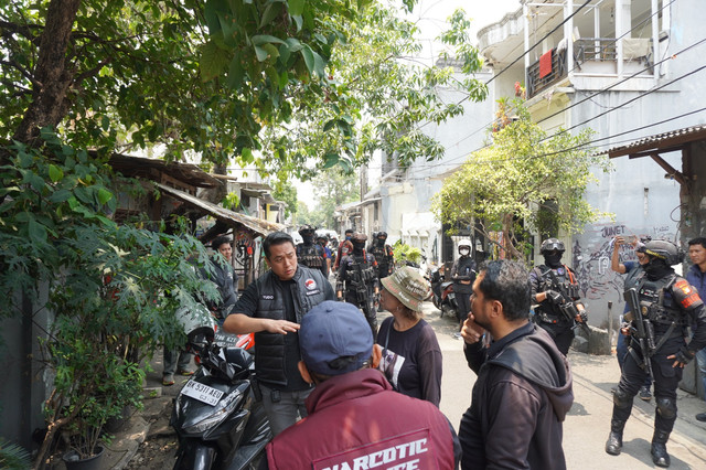 Penggerebekan di Kampung Ambon, Jakarta Barat, Selasa (13/10/2026). Foto: Dok. Istimewa