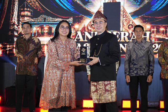 PT Bukit Asam Tbk (PTBA) saat menerima penghargaan dalam ajang Anugerah Humas Indonesia (AHI) 2026 di Balai Kota Surakarta pada Kamis (8/10). Foto: Dok. PT Bukit Asam