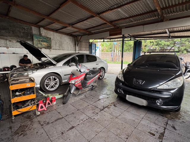 Bengkel spesialis Peugeot Kamil Motor di Pondok Cabe, Pamulang, Tangerang Selatan. Foto: Alvian Yoga Yulianto/kumparan