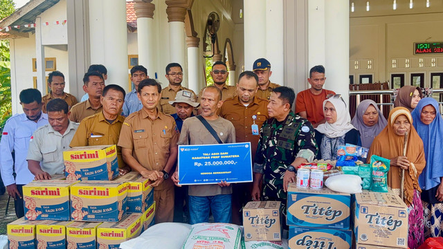 Satgas PRR salurkan tali asih berupa paket sembako kepada 31 KK warga terdampak banjir di Gampong Glumpang Tutong, Meureudu, Pidie Jaya, Aceh, Selasa (13/10/2026). Foto: Kemendagri RI