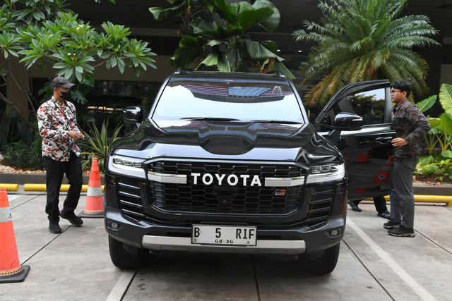 Petugas KPK memeriksa barang bukti mobil satu unit kendaraan roda empat Toyota Land Cruiser di Gedung Merah Putih KPK, Jakarta, Selasa (13/10/2026). Foto: Reno Esnir/ANTARA FOTO