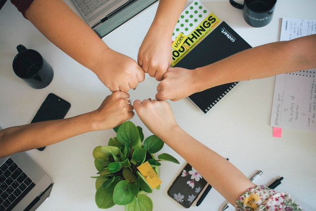 Ilustrasi gotong royong didorong oleh kodrat manusia. Foto: Unsplash.com/Antonio Janeski