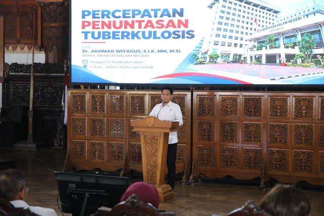 Wamendagri Akhmad Wiyagus dorong penguatan peran Pemda hingga tingkat desa dalam penanggulangan dan eliminasi TBC pada Deklarasi Desa Siaga TBC di Jepara, Jawa Tengah, Selasa (13/10/2026). Foto: Kemendagri RI