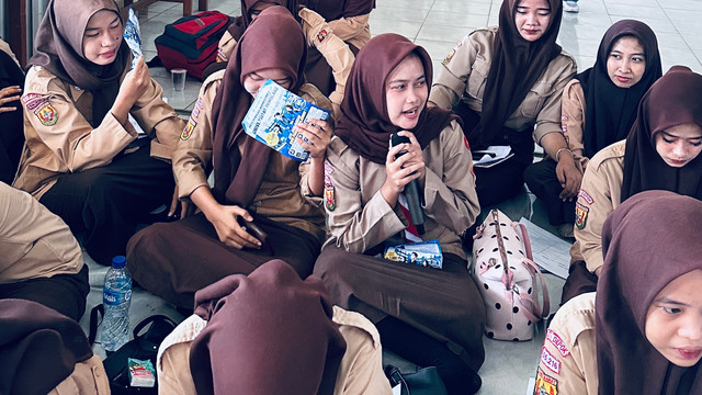 Siswi kelas XI PM 1 dan PM 2 SMK Bhakti Karya Sawangan menunjukkan keaktifan dalam kegiatan PKM Tim Ecofinity Universitas Pamulang pada 8 Oktober 2026. Dokumentasi pribadi.